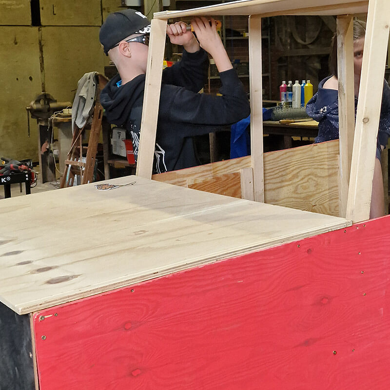 Seifenkistenrennen - ein Schulprojekt 2024 im Industriemuseum Brandenburg Seifenkistenrennen - ein Schulprojekt 2024 im Industriemuseum Brandenburg