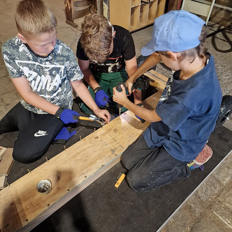 Seifenkistenrennen - ein Schulprojekt 2024 im Industriemuseum Brandenburg Seifenkistenrennen - ein Schulprojekt 2024 im Industriemuseum Brandenburg