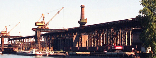 Bild des alten Stahlwerkes in Graustufen - Was vom Stahlwerk* übrigblieb – Fotoferienprojekt für Grundschulkinder im Industriemuseum Brandenburg